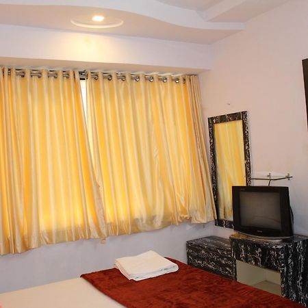 Hotel Kum Kum Adalaj Екстериор снимка