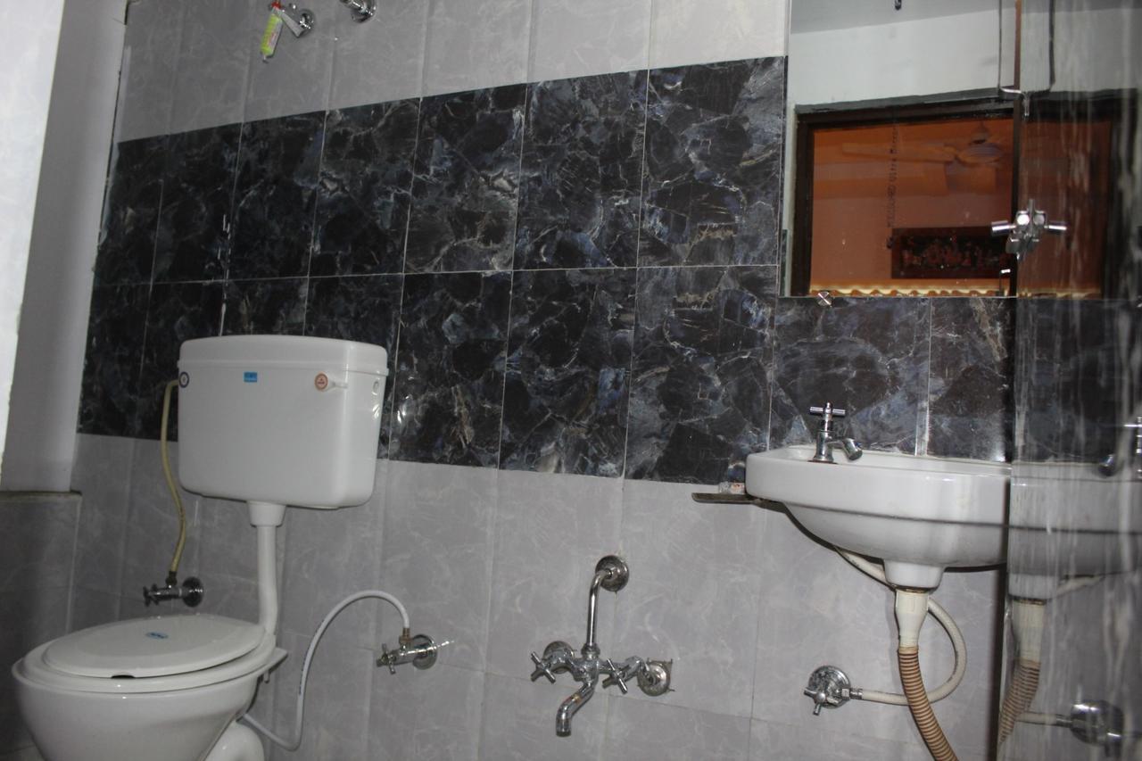 Hotel Kum Kum Adalaj Екстериор снимка