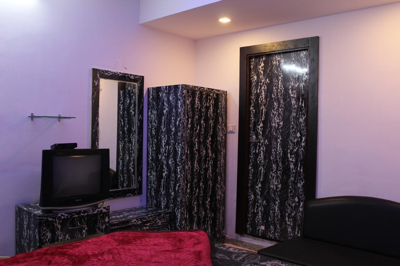 Hotel Kum Kum Adalaj Екстериор снимка