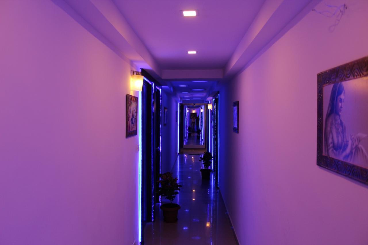 Hotel Kum Kum Adalaj Екстериор снимка