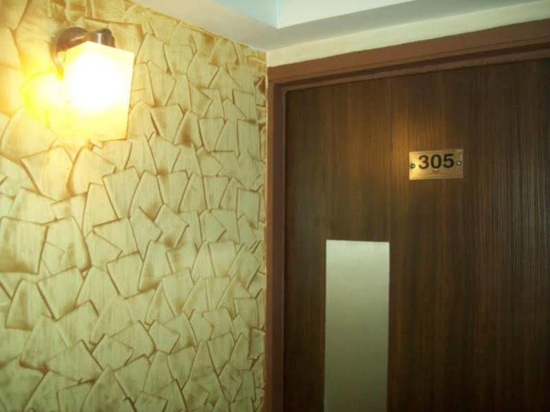 Hotel Kum Kum Adalaj Екстериор снимка